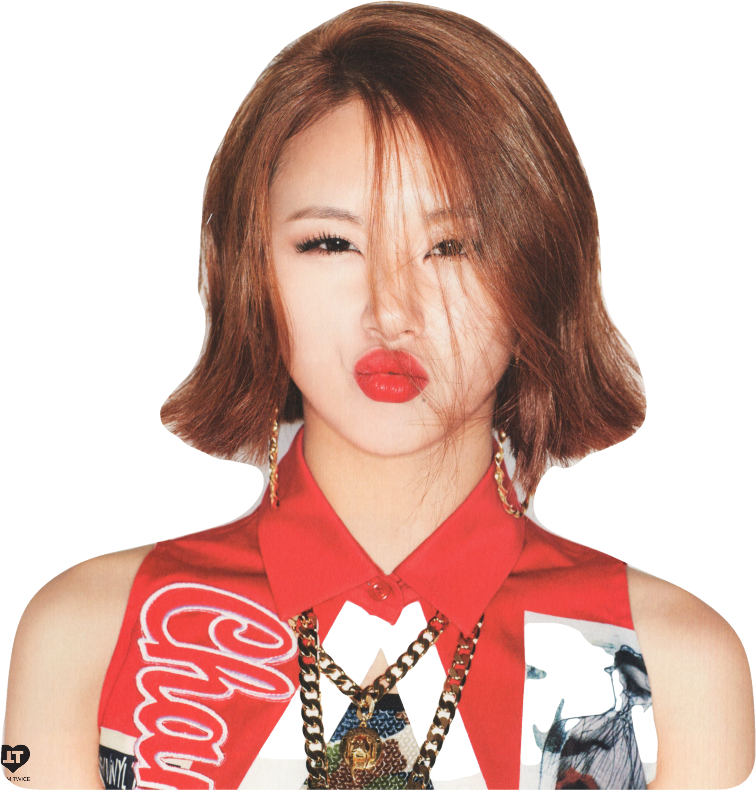 twice 桌布 壁紙 — 一位短棕髮、紅唇大膽的女性，在黑色背景前穿著圖案紅色上衣。