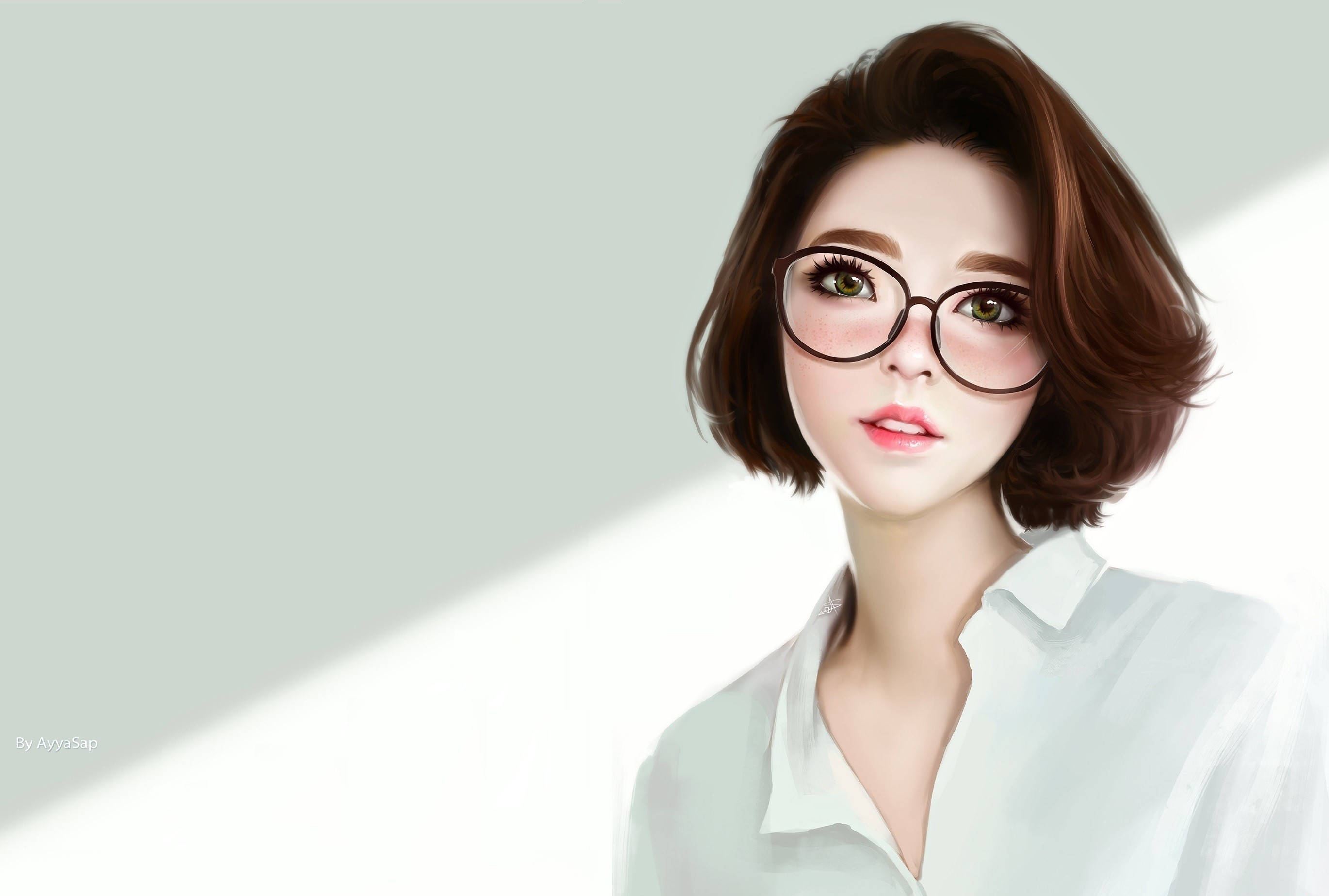 Beautiful Woman 桌布 壁紙 — 一位短棕髮戴眼鏡的年輕女性，穿著白色有領襯衫，在極簡淺灰色背景前溫柔凝視。