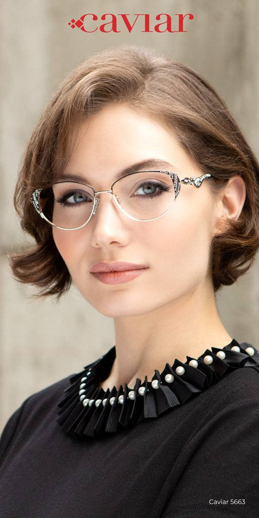 glasses 桌布 壁紙 — 一位短棕髮藍眼睛的女性，戴著鑲有寶石的優雅眼鏡和一件飾有珍珠的黑色上衣。