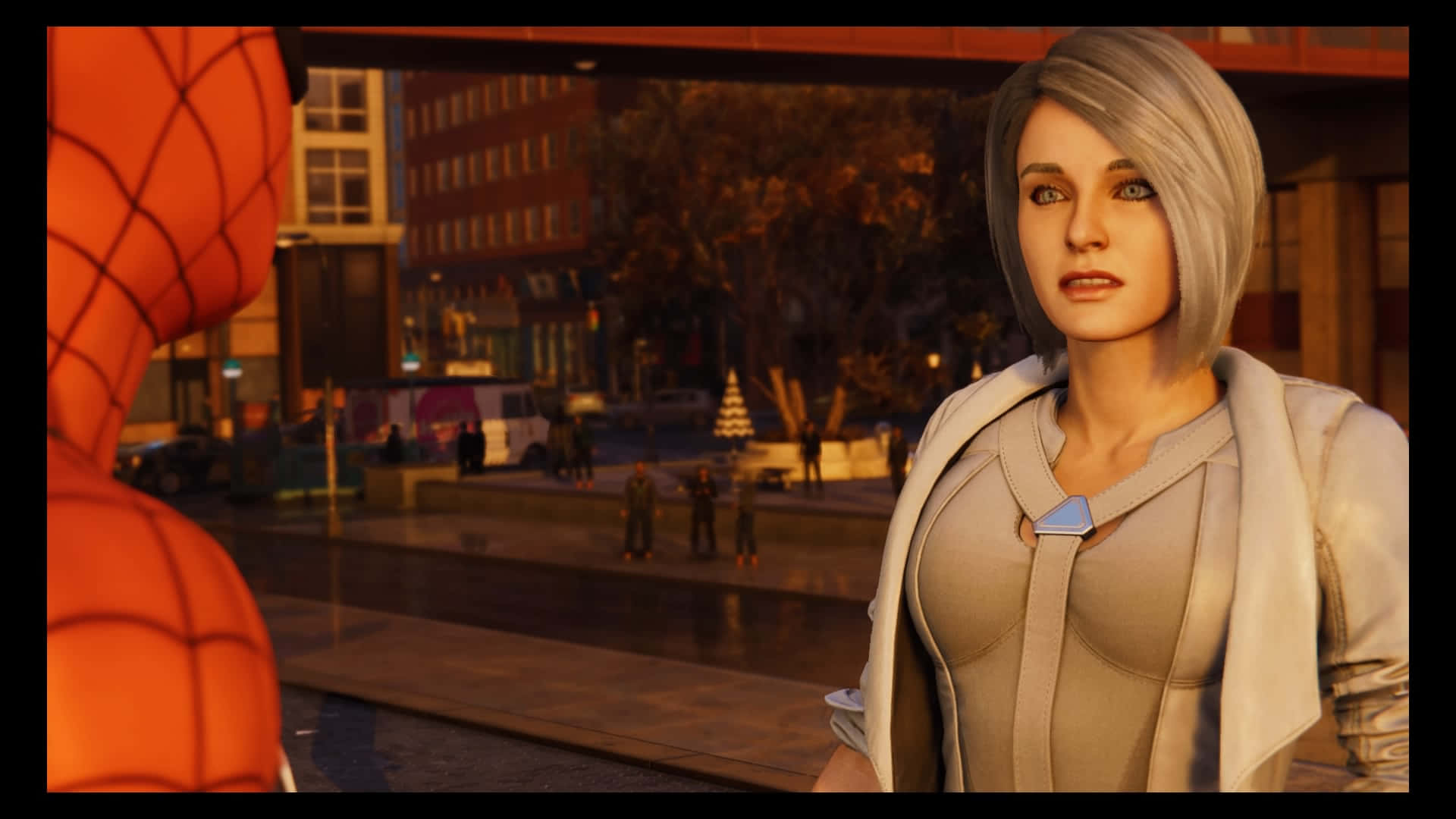 Silver Sable 桌布 壁紙 — 一位短灰髮女性在黃昏的城市街道上，面對身穿橙色戰衣的蜘蛛人。