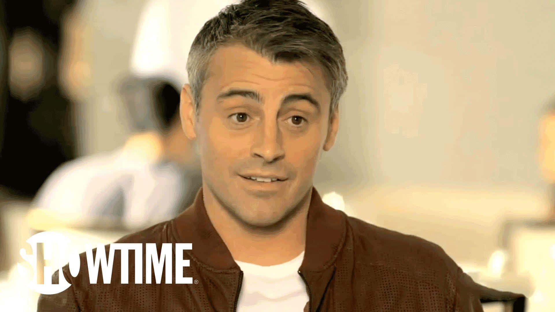 Matt Leblanc 桌布 壁紙 — 一位短灰髮男士穿著棕色飛行員外套內搭白色T恤，露出溫暖的笑容。