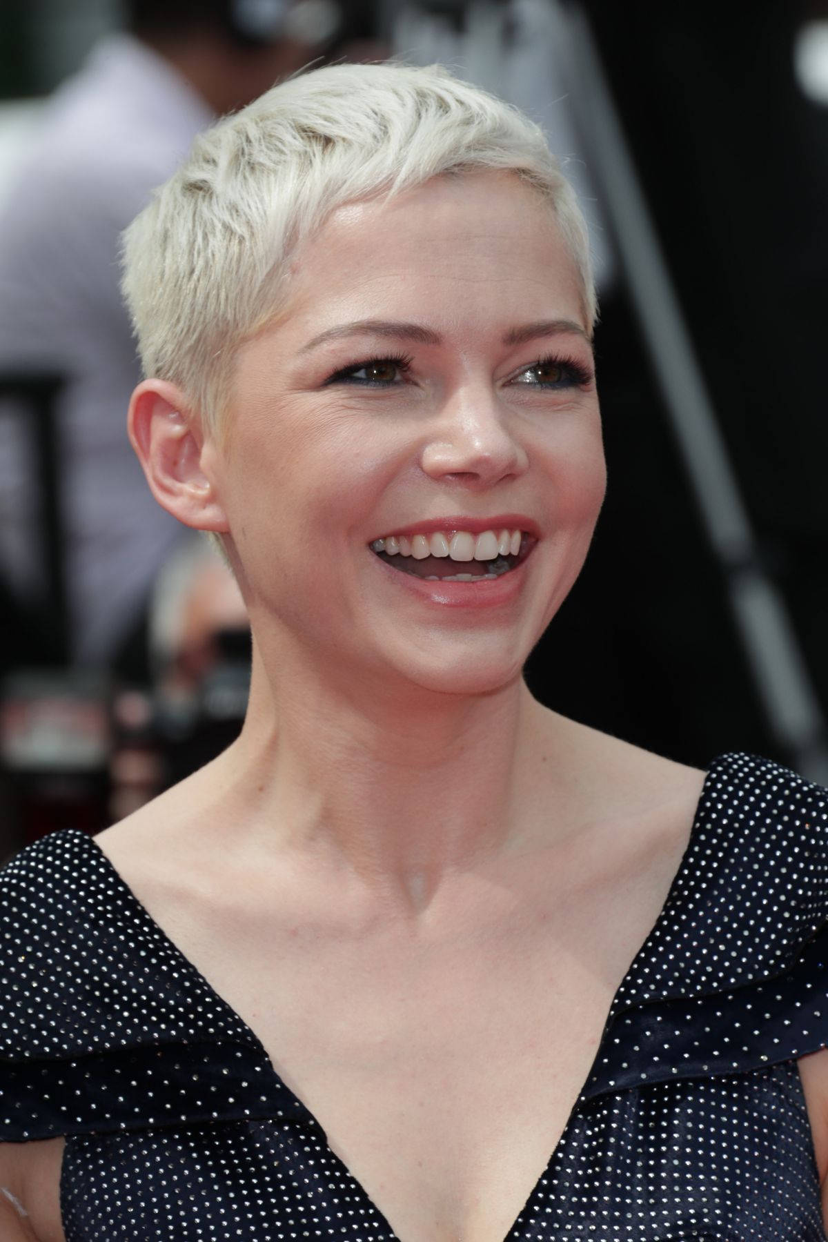 Celebrity 桌布 壁紙 — 一位短白金髮女性在紅毯活動中穿著黑色圓點洋裝，笑容燦爛。