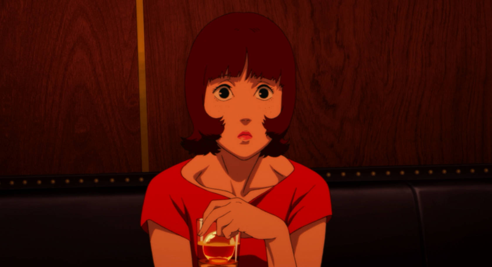 satoshi kon 桌布 壁紙 — 一位短紅髮的年輕女性坐在燈光昏暗的酒吧裡，手持一杯琥珀色液體，她睜大的眼睛流露出驚訝或擔憂。
