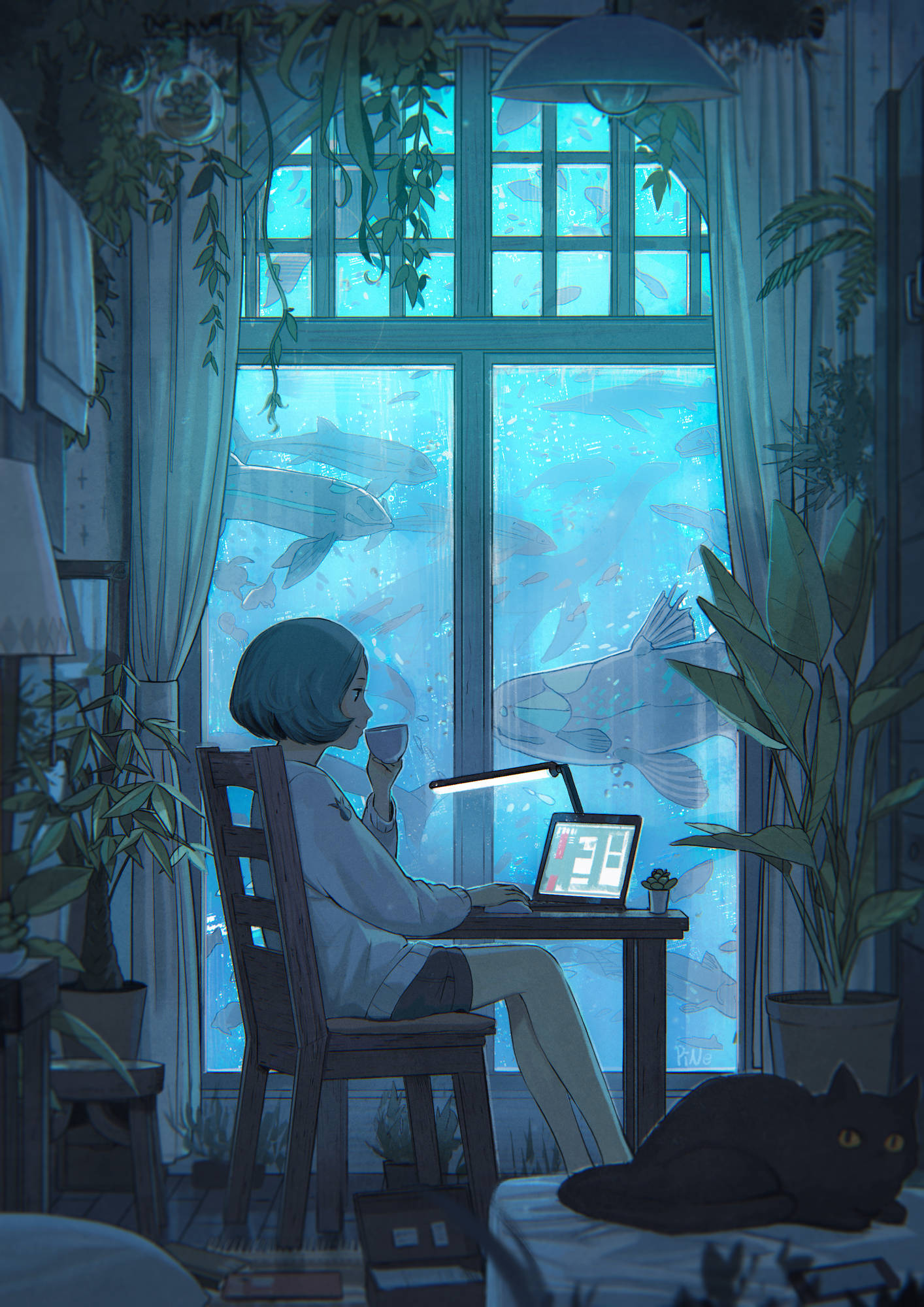 Digital 桌布 壁紙 — 一位短藍髮的年輕女性坐在大窗邊的木桌前，一邊喝茶一邊用手提電腦工作，外面藍色的水中有發光的魚游過。