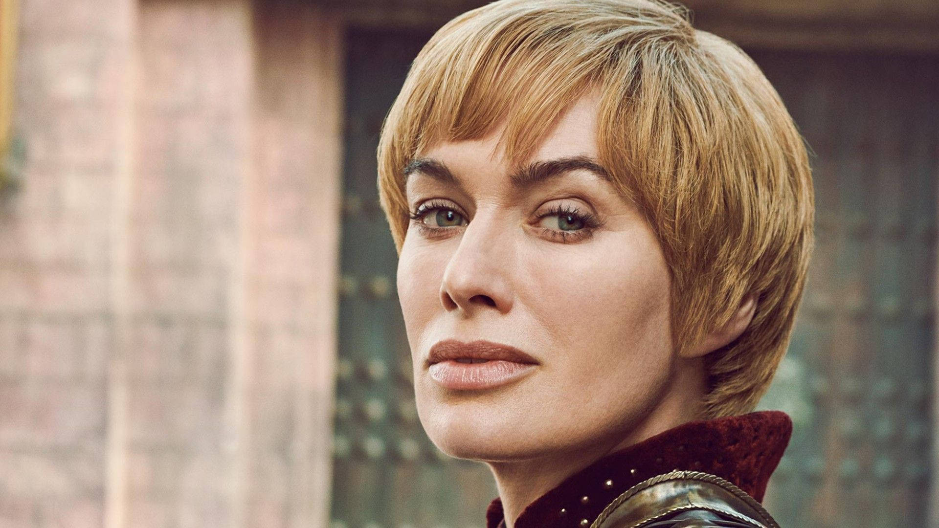 cersei lannister 桌布 壁紙 — 一位短金髮、擁有強烈綠色眼睛的女性穿著中世紀盔甲的近距離肖像。