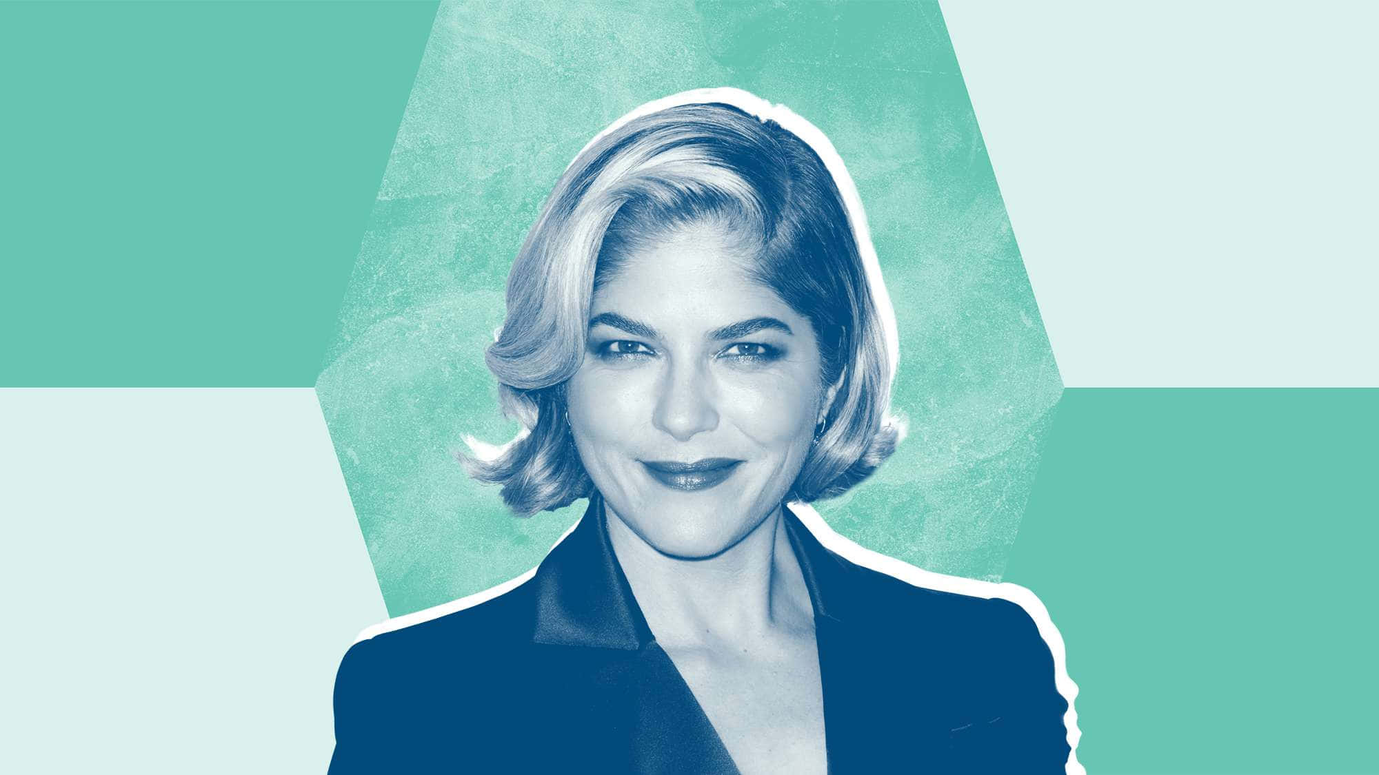 Selma Blair 桌布 壁紙 — 一位短金髮女性在青綠色和白色的幾何背景前自信地微笑。