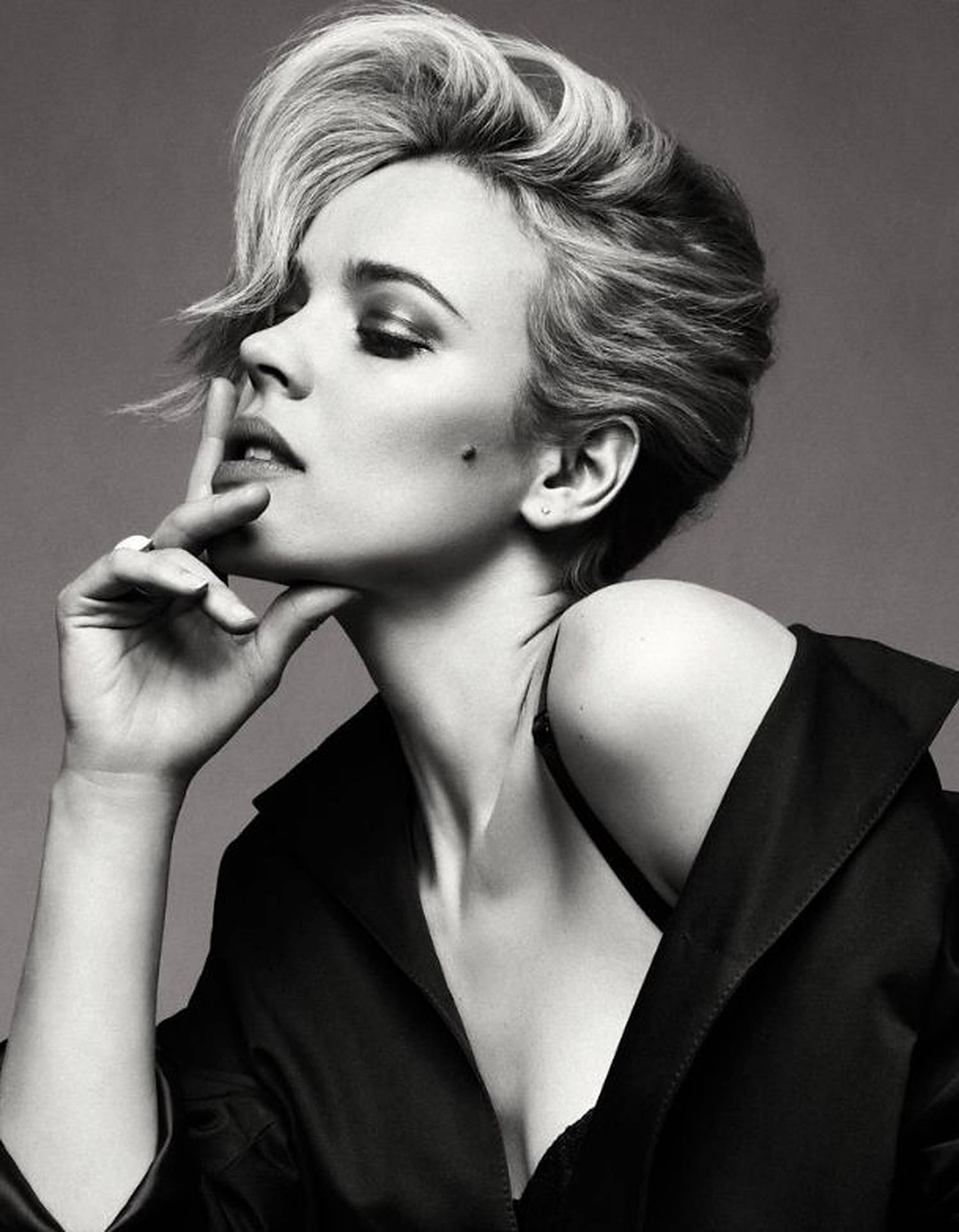 Rachel Mcadams 桌布 壁紙 — 一位短金髮女性用手指觸碰嘴唇的黑白肖像。
