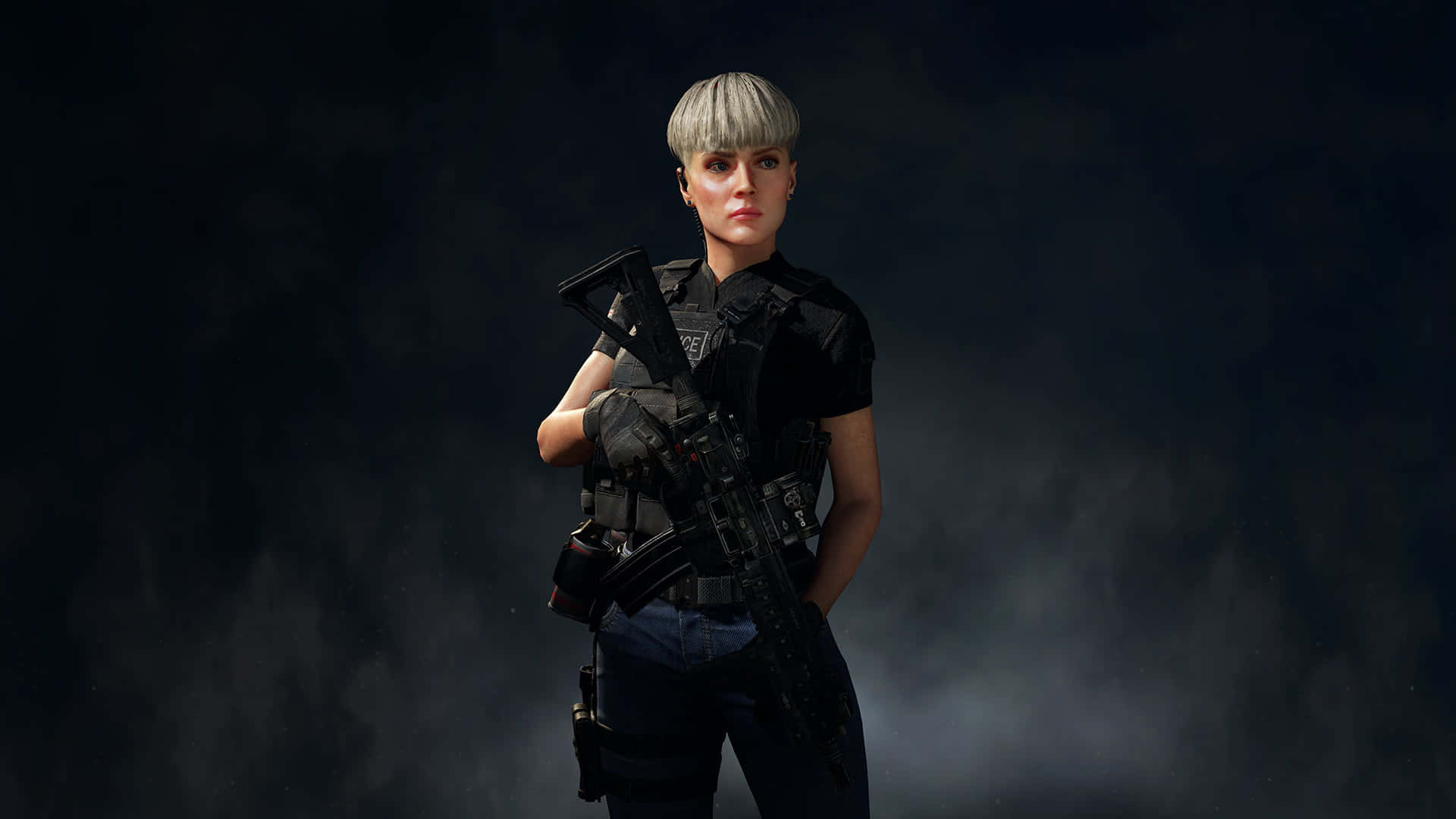 World War Z 桌布 壁紙 — 一位短銀髮的兇猛女兵站在煙霧瀰漫的黑暗中，專注地握著步槍。