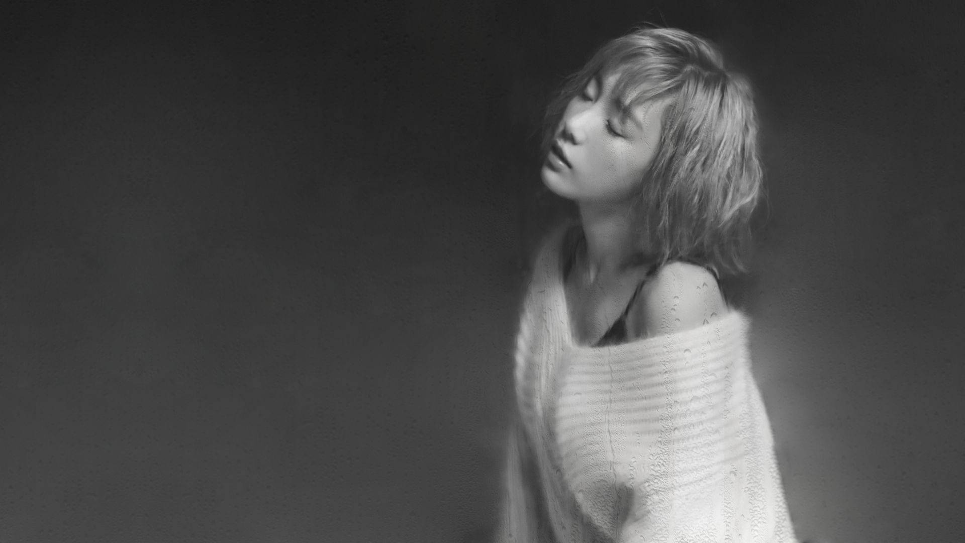 Taeyeon 桌布 壁紙 — 一位短髮女性穿著質感針織毛衣，在充滿氛圍的黑白工作室肖像中向上凝視。