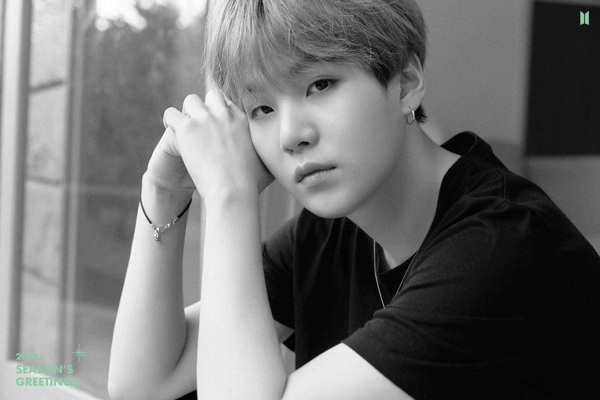 BTS 桌布 壁紙 — 一位短髮年輕男子在沉思的黑白肖像中將頭靠在手上。