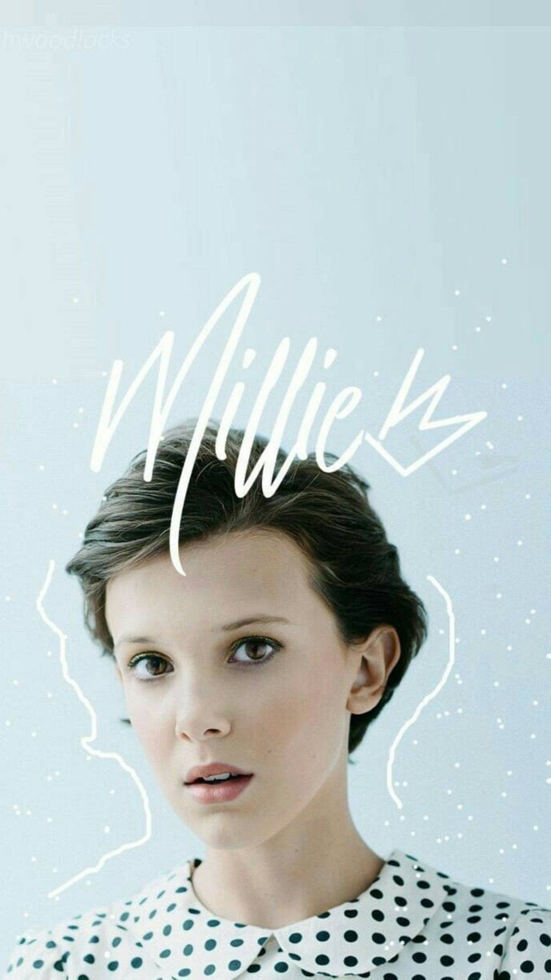 Millie 桌布 壁紙 — 一位短黑髮、大眼睛的年輕女性，穿著黑白圓點襯衫，在柔和的淺藍色背景前凝視前方，背景上有白色文字和虛線藝術。