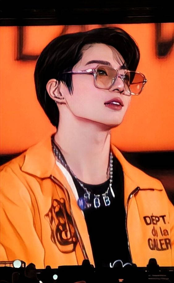 Kpop Aesthetic 桌布 壁紙 — 一位短黑髮、戴粉紅框眼鏡的年輕男子，在溫暖的橙色背景前，黑色襯衫外穿橙色外套。