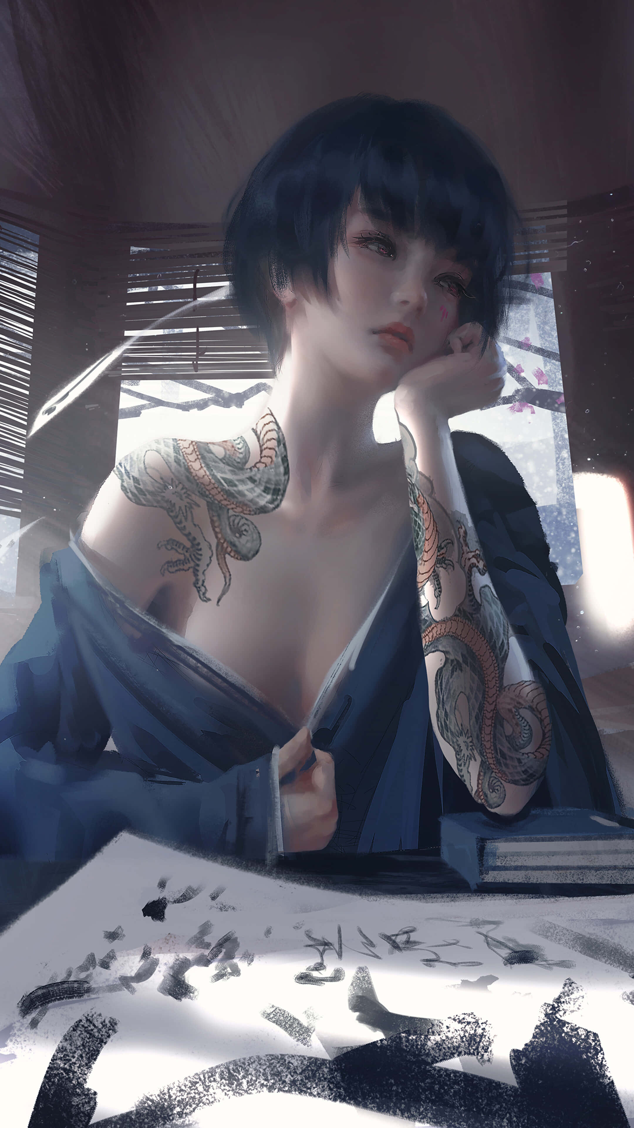 Tattoo Girl 桌布 壁紙 — 一位短黑髮、有複雜刺青的女士，將下巴擱在手上，旁邊是一張有墨水書法的桌子。