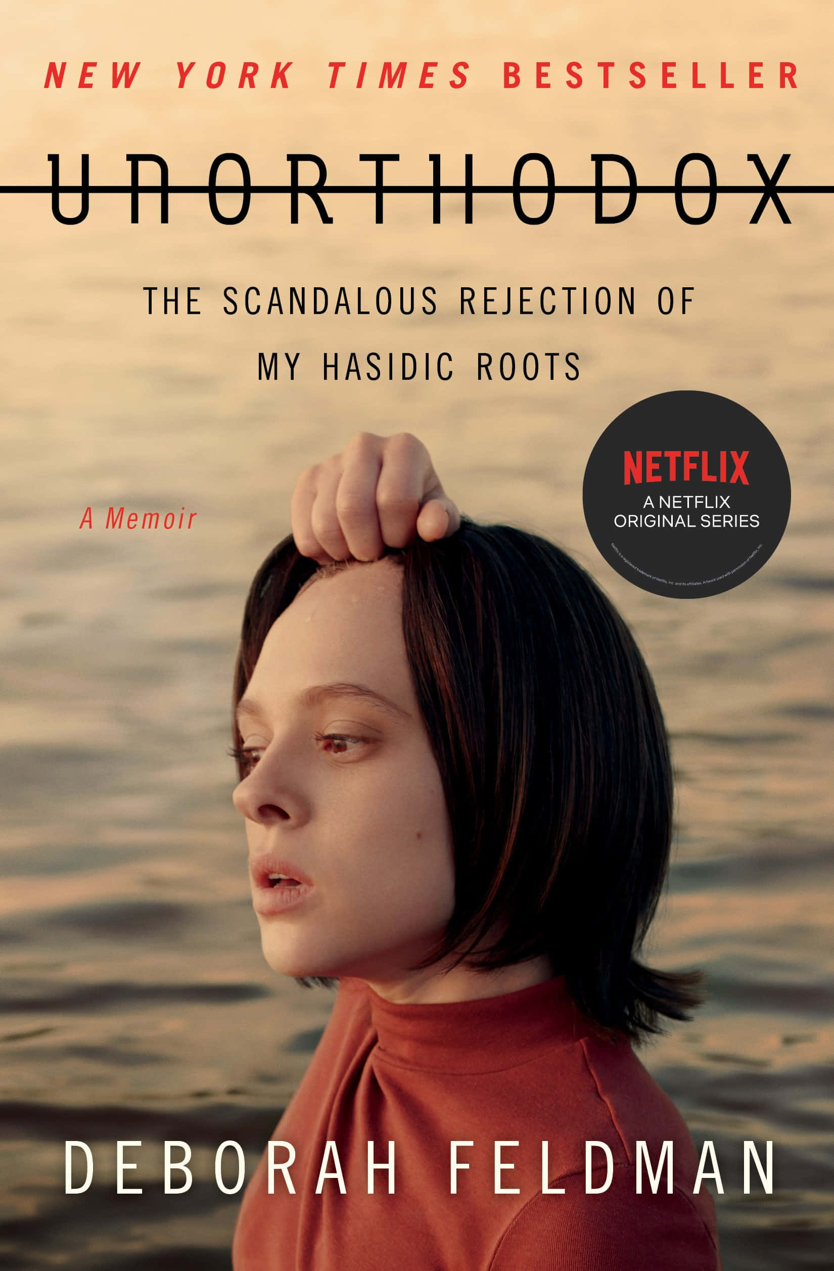 Netflix 桌布 壁紙 — 一位短黑髮、身穿鐵鏽色高領毛衣的女性站在水邊，手放在頭上，背景是暖色調的日落和書封面文字。