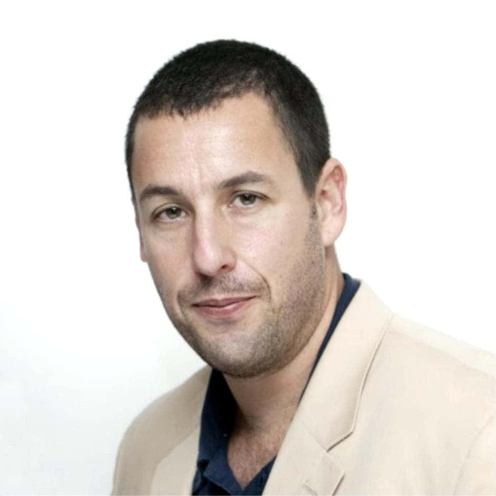 Adam Sandler 桌布 壁紙 — 一位短黑髮、鬍渣的男人，身穿米色西裝外套，內搭深色襯衫，背景為純白色。