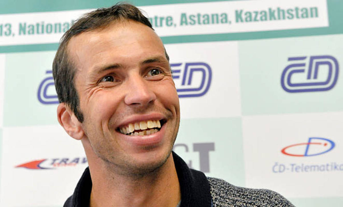 Tennis 桌布 壁紙 — 一位短黑髮男士在哈薩克阿斯塔納的記者會上露出燦爛的笑容。
