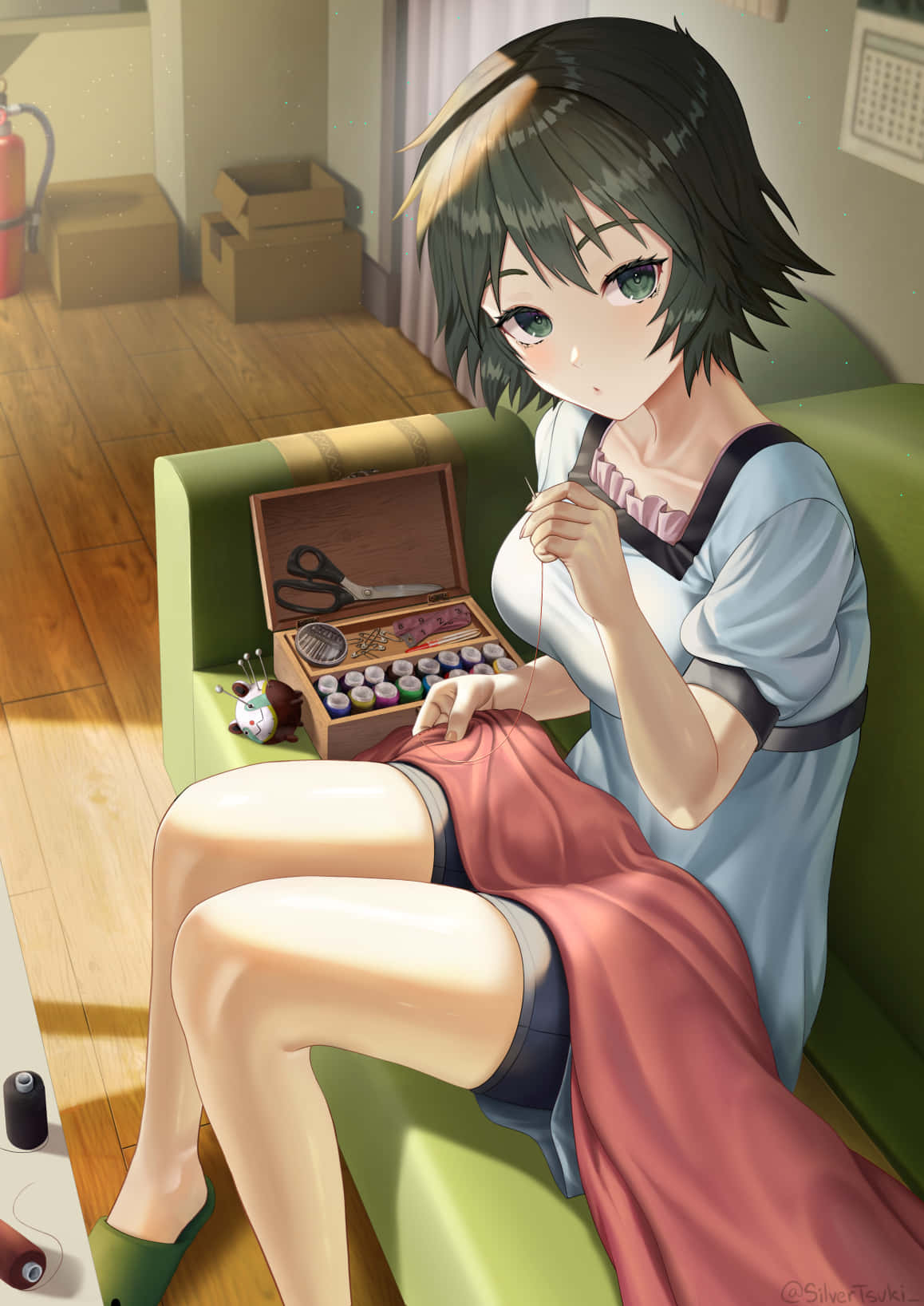 Mayuri Shiina 桌布 壁紙 — 一位短黑髮的動漫女孩坐在綠色沙發上縫製粉紅色連衣裙，陽光透過窗戶照射進來。