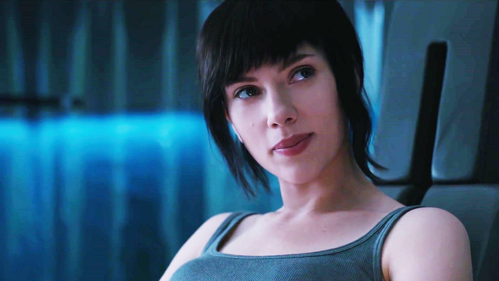 Scarlett 桌布 壁紙 — 一位短黑髮的女性在昏暗的房間裡，沐浴在冷藍光中，若有所思地凝視著。