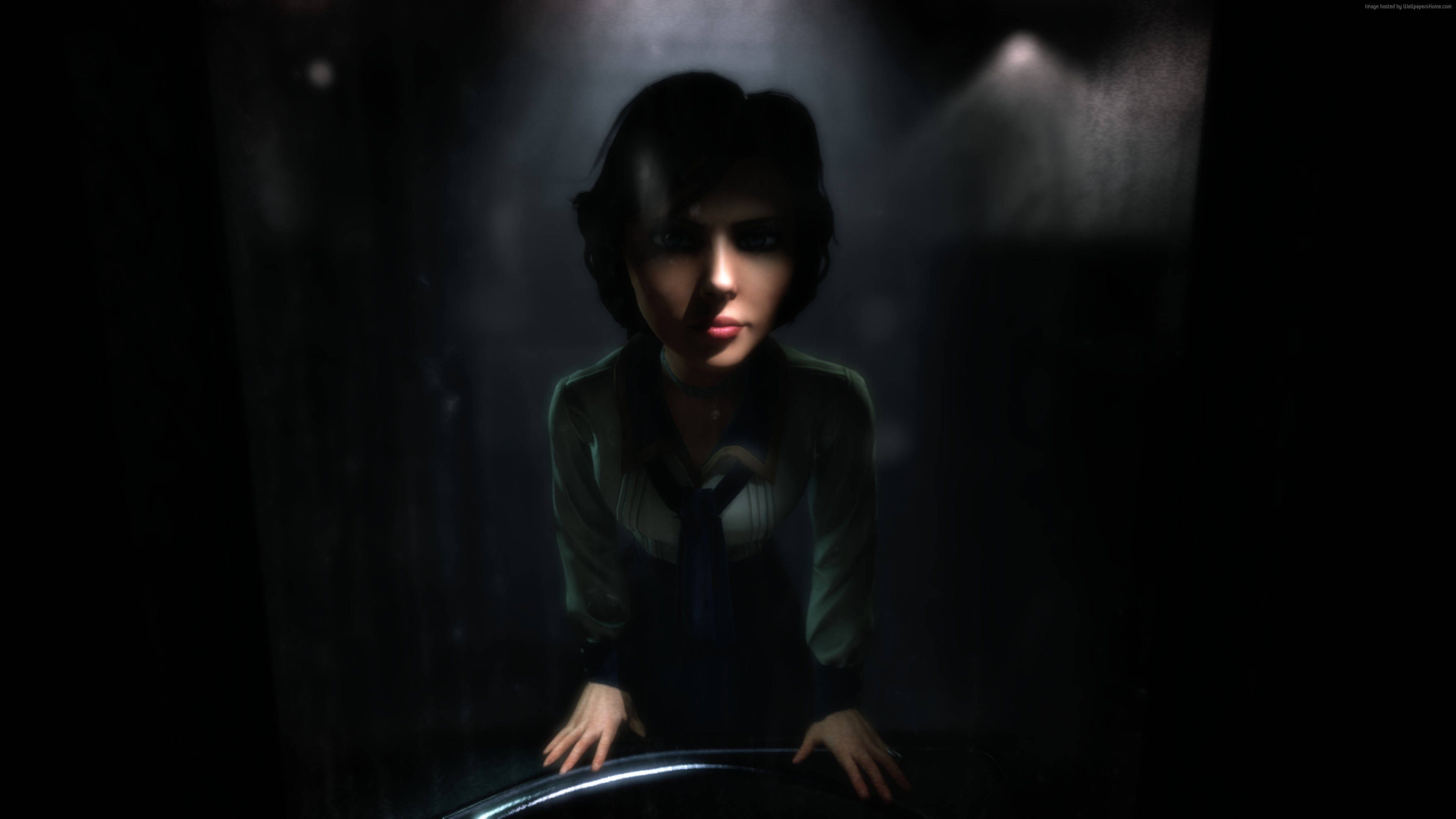Bioshock Infinite Desktop 桌布 壁紙 — 一位短黑髮的女性在昏暗的車廂內向前傾，戲劇性的聚光燈投射出深邃的陰影。