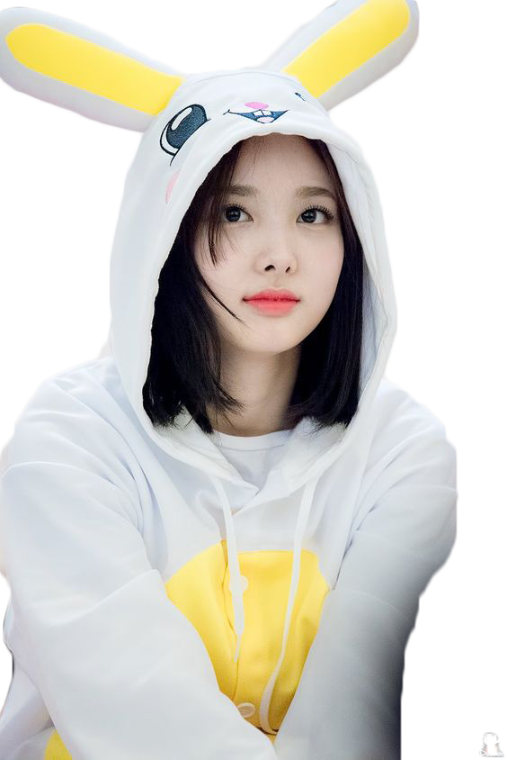 twice 桌布 壁紙 — 一位短黑髮的年輕女性穿著白色連帽衫，上面有黃色兔耳和前面的黃色心形。