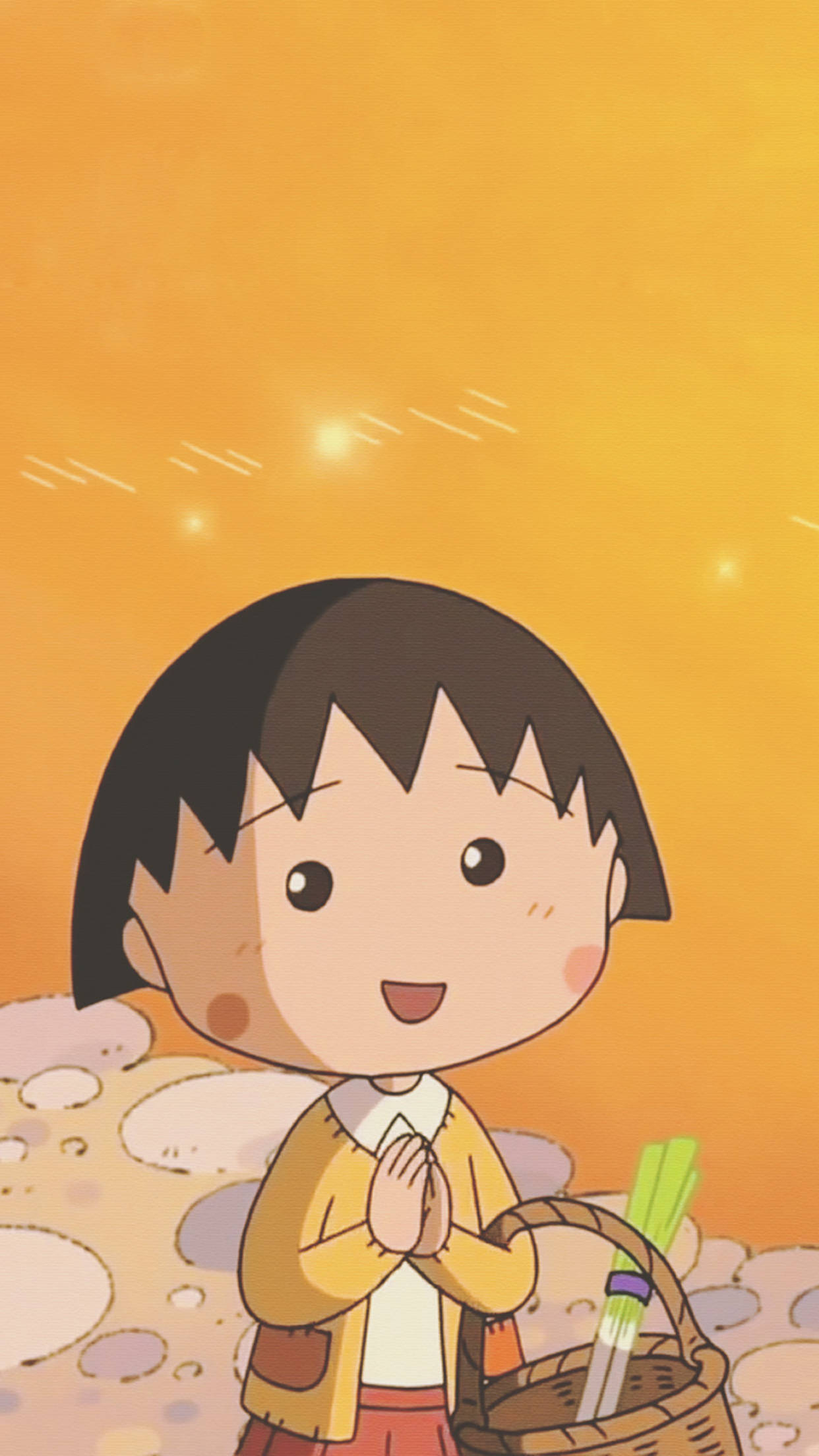 Chibi Maruko Chan 桌布 壁紙 — 一位短黑髮的開朗動漫女孩，雙手合攏抱著一籃蔬菜，站在溫暖閃耀的夕陽天空下微笑。