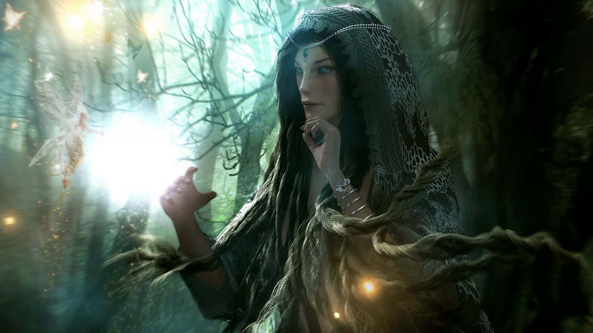 Fairy Forest 桌布 壁紙 — 一位神秘女子，長辮子，披著圖案面紗，站在陽光普照的森林中，被發光的仙女和魔法光芒包圍。