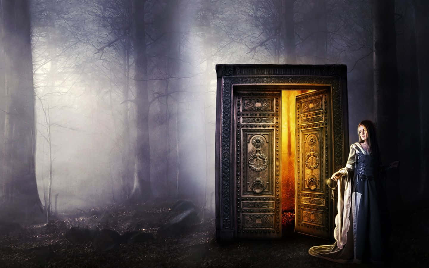 Open Door 桌布 壁紙 — 一位神秘女子身穿藍色連衣裙，站在一扇華麗的金色門旁，門在迷霧籠罩的黑暗森林中散發著溫暖的光芒。