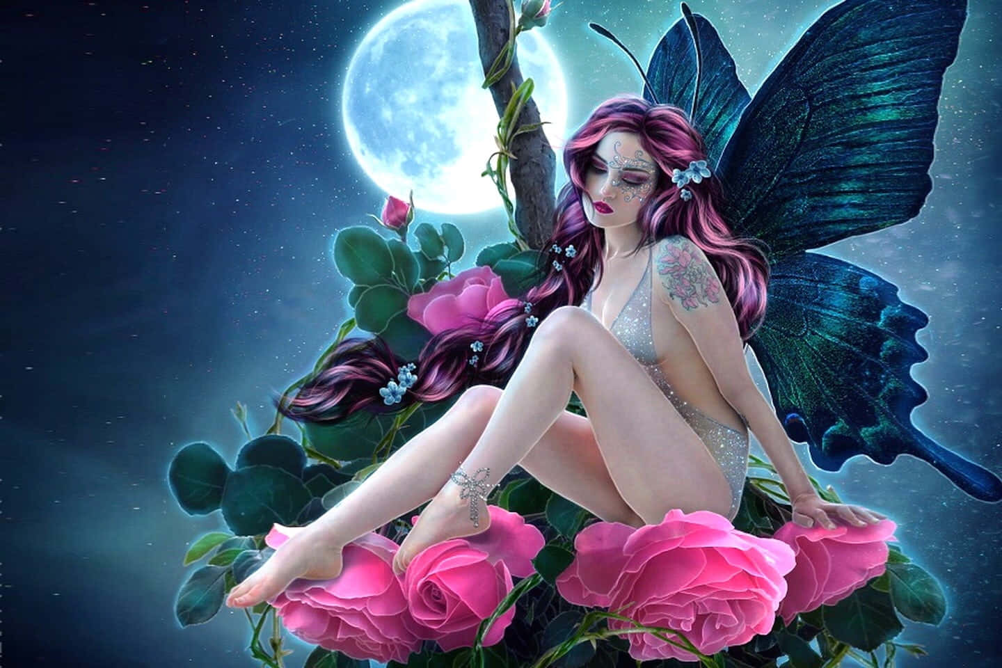 仙女 桌布 壁紙 — 一位神秘的仙女，擁有蝴蝶翅膀和粉紅色頭髮，優雅地坐在鮮豔的粉紅色玫瑰上，沐浴在發光的滿月下。