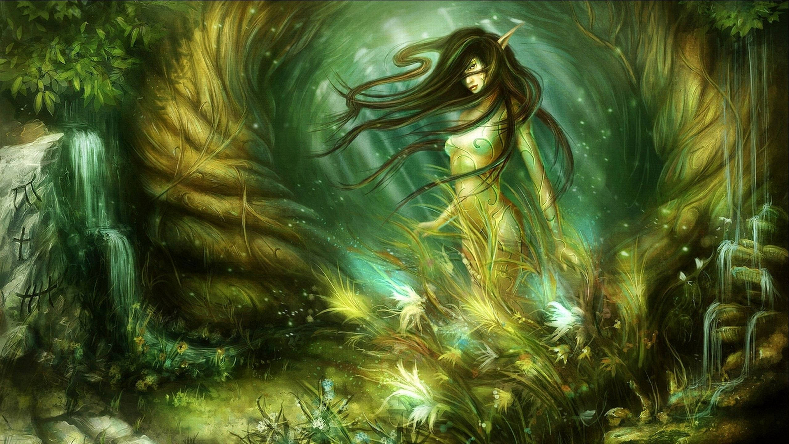 Elf 桌布 壁紙 — 一位神秘的精靈女性，擁有飄逸的深色頭髮和發光的綠色皮膚，站在一個有層疊瀑布和生物發光植物的魔法森林中。
