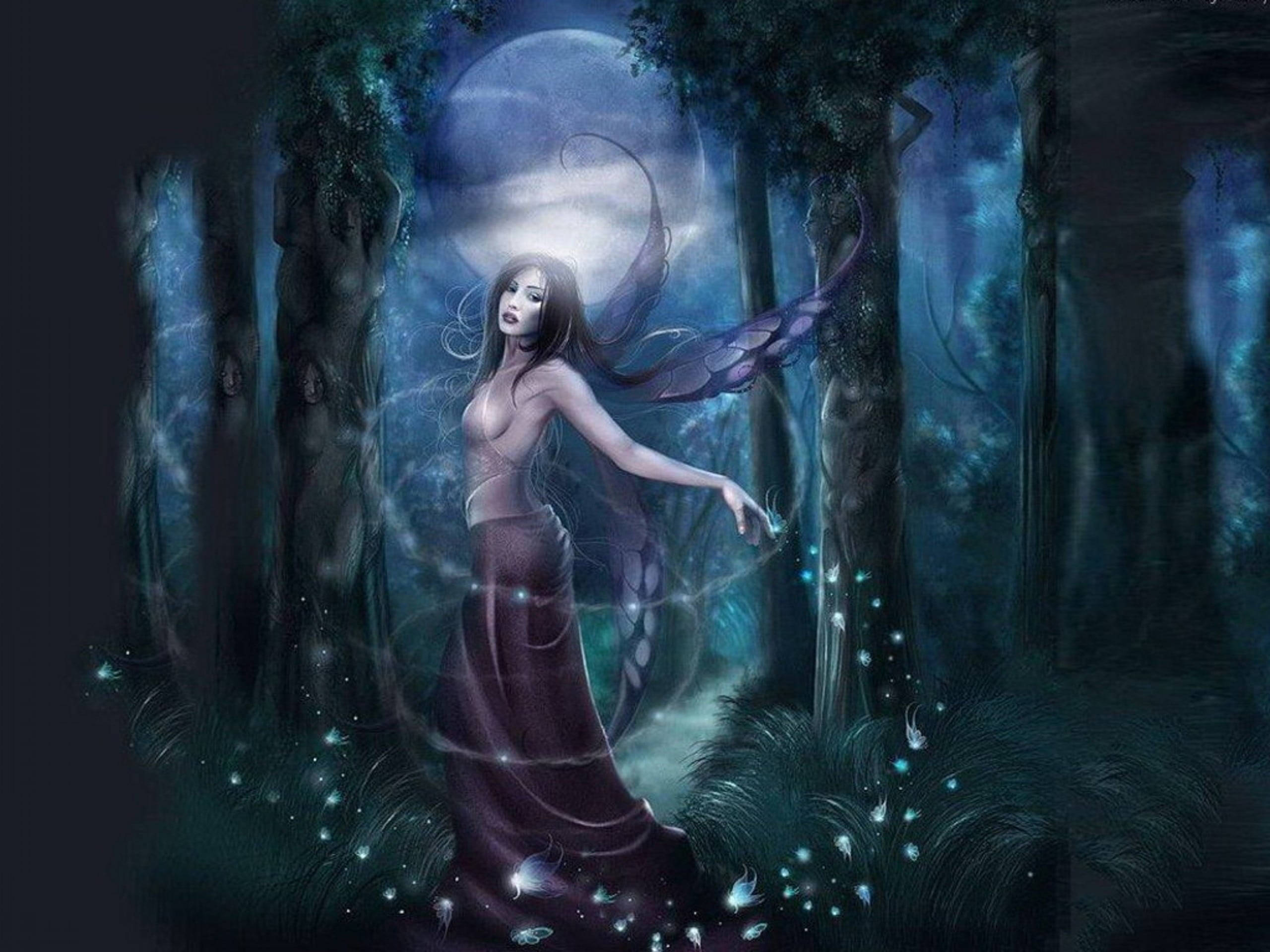 Fairy Grunge 桌布 壁紙 — 一位神秘的精靈帶著發光的翅膀站在月光照耀的森林中，周圍漂浮著發光的螢火蟲。