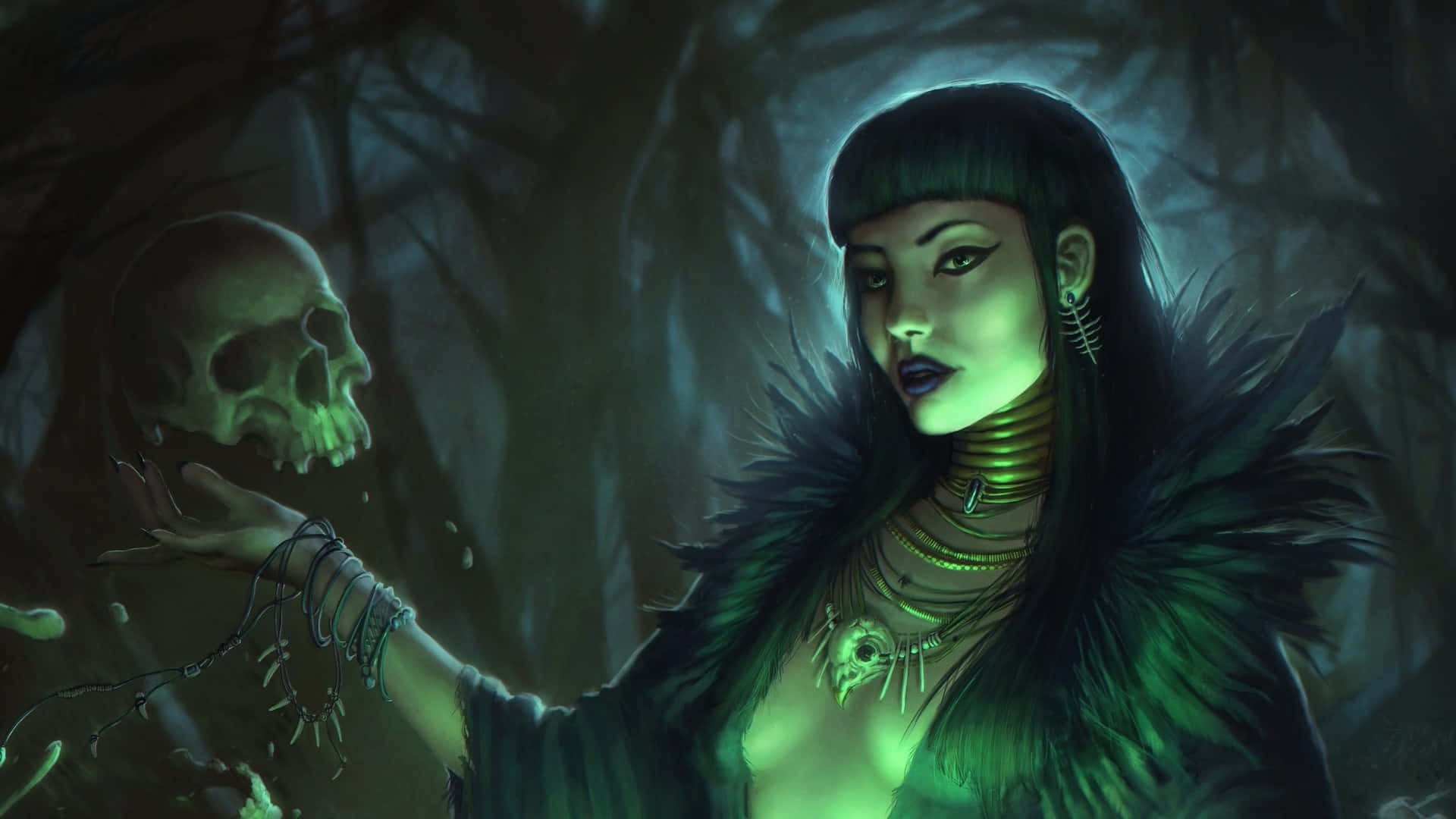 Green Witch 桌布 壁紙 — 一位神秘綠皮膚、黑髮、披著羽毛斗篷的女巫，在陰暗的森林中手持一個發光的頭骨。