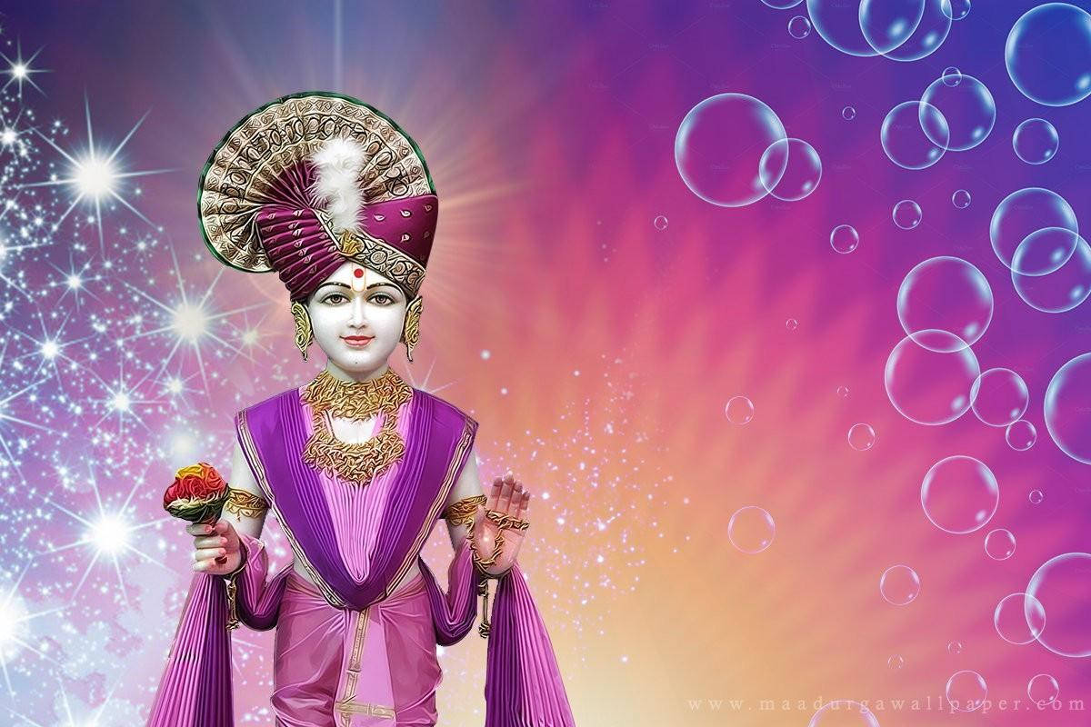 Swaminarayan 桌布 壁紙 — 一位神聖人物身穿華麗紫色服飾，手持玫瑰，背景是光芒四射的漸變天空，點綴著閃爍星星和漂浮氣泡。