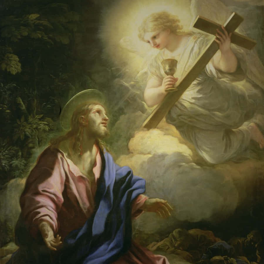Jesus Praying 桌布 壁紙 — 一位神聖天使帶著十字架和聖杯降臨雲端，在黑暗的樹葉中顯現出帶光環的耶穌正在祈禱。