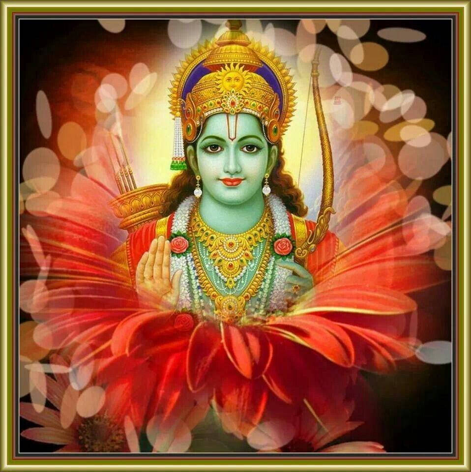 jai shri ram 桌布 壁紙 — 一位神聖的人物，綠色皮膚，金色皇冠，坐在一朵紅花上，飾有珠寶，手持弓箭，在散景背景下發光。