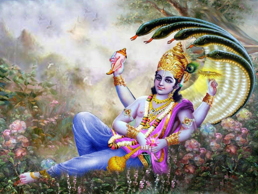 Vishnu 桌布 壁紙 — 一位神聖的人物戴著多頭蛇冠，優雅地坐在花園中，手持海螺和蓮花。