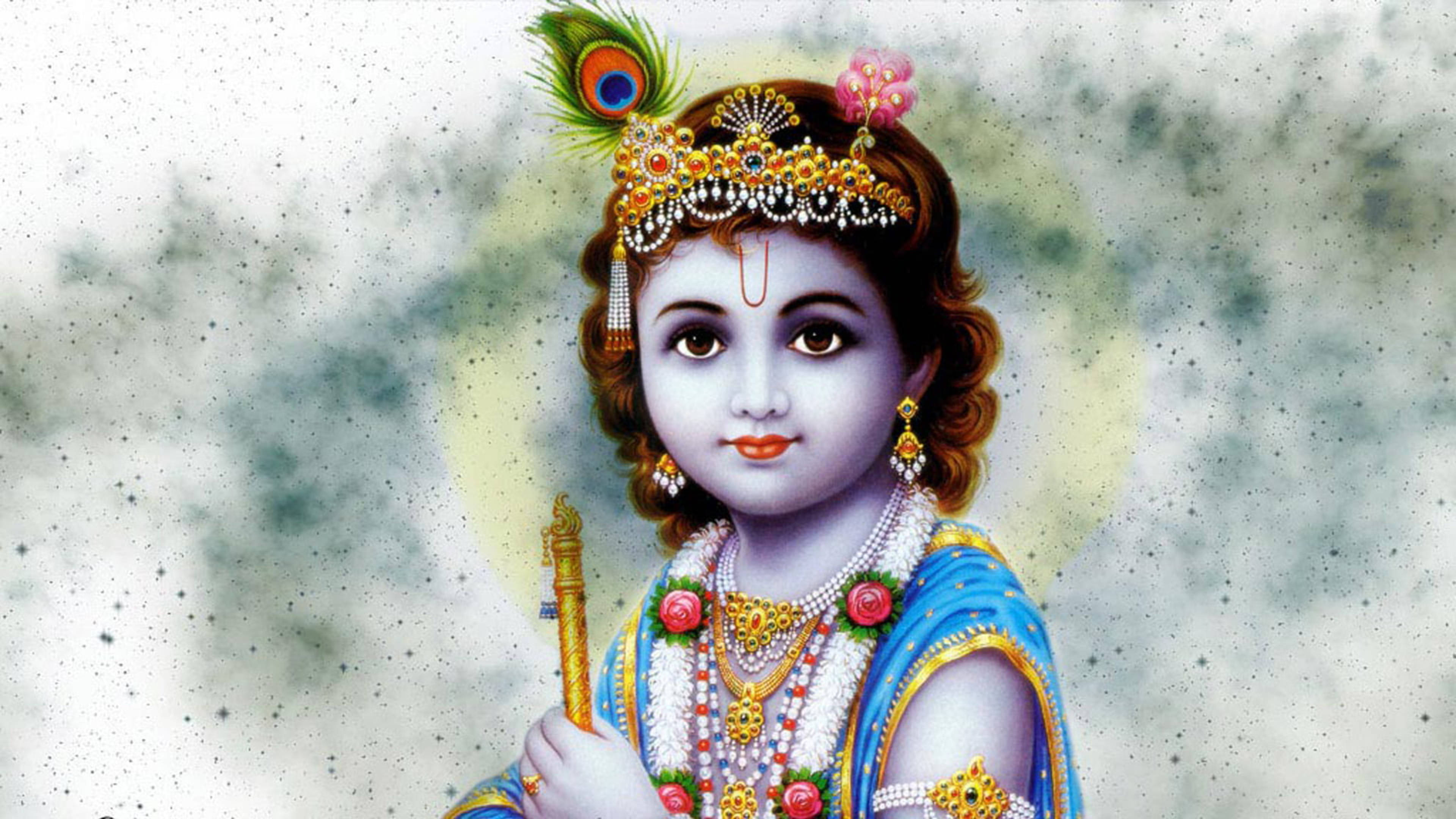 krishna ji 桌布 壁紙 — 一位神聖的兒童神祇，佩戴金色珠寶和藍色長袍，在柔和的雲朵背景下手持長笛。