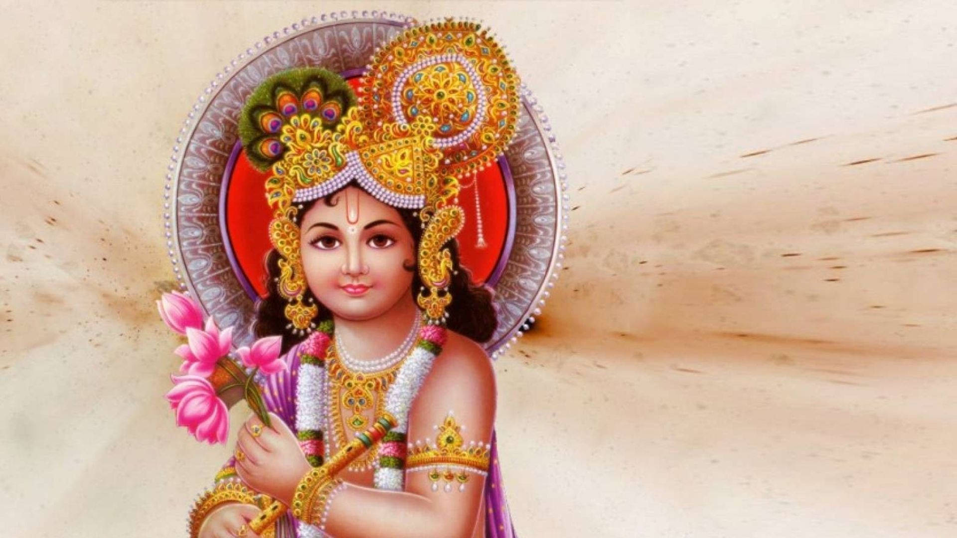 cute krishna 桌布 壁紙 — 一位神聖的兒童神祇，飾有金色珠寶和孔雀羽毛冠冕，在柔和的米色紋理背景上手持粉紅色蓮花。