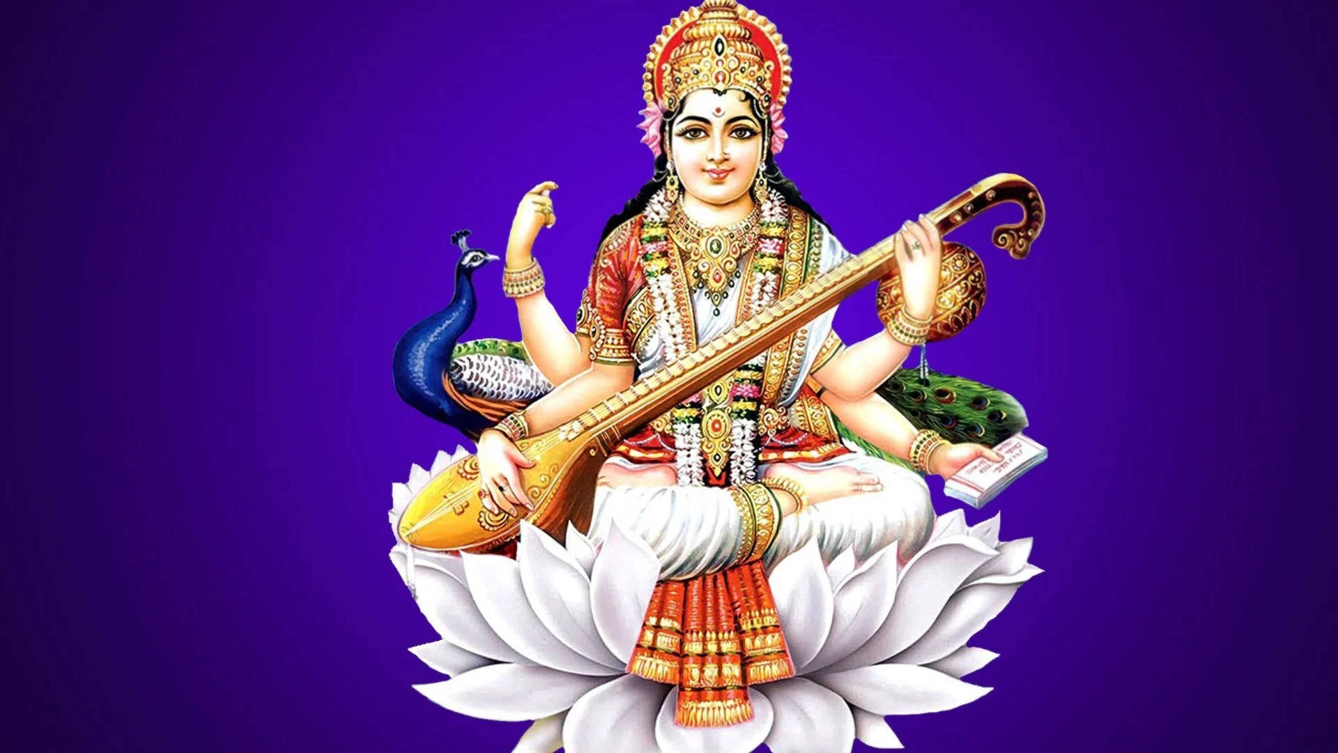 Saraswati Mata 桌布 壁紙 — 一位神聖的印度教女神，身披金紅裝飾，優雅地坐在白色蓮花上，手持西塔琴，身旁有一隻孔雀，背景是深紫色。