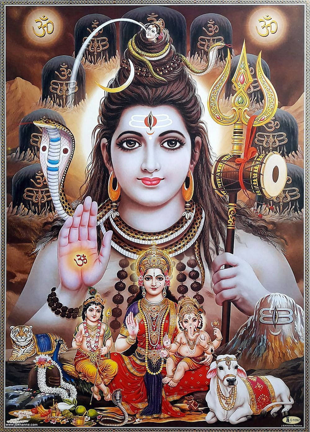 hindu iPhone 桌布 壁紙 — 一位神聖的印度教神祇，手持蛇和三叉戟，被眾神、神聖符號和神話生物環繞，呈現華麗的金色色調。