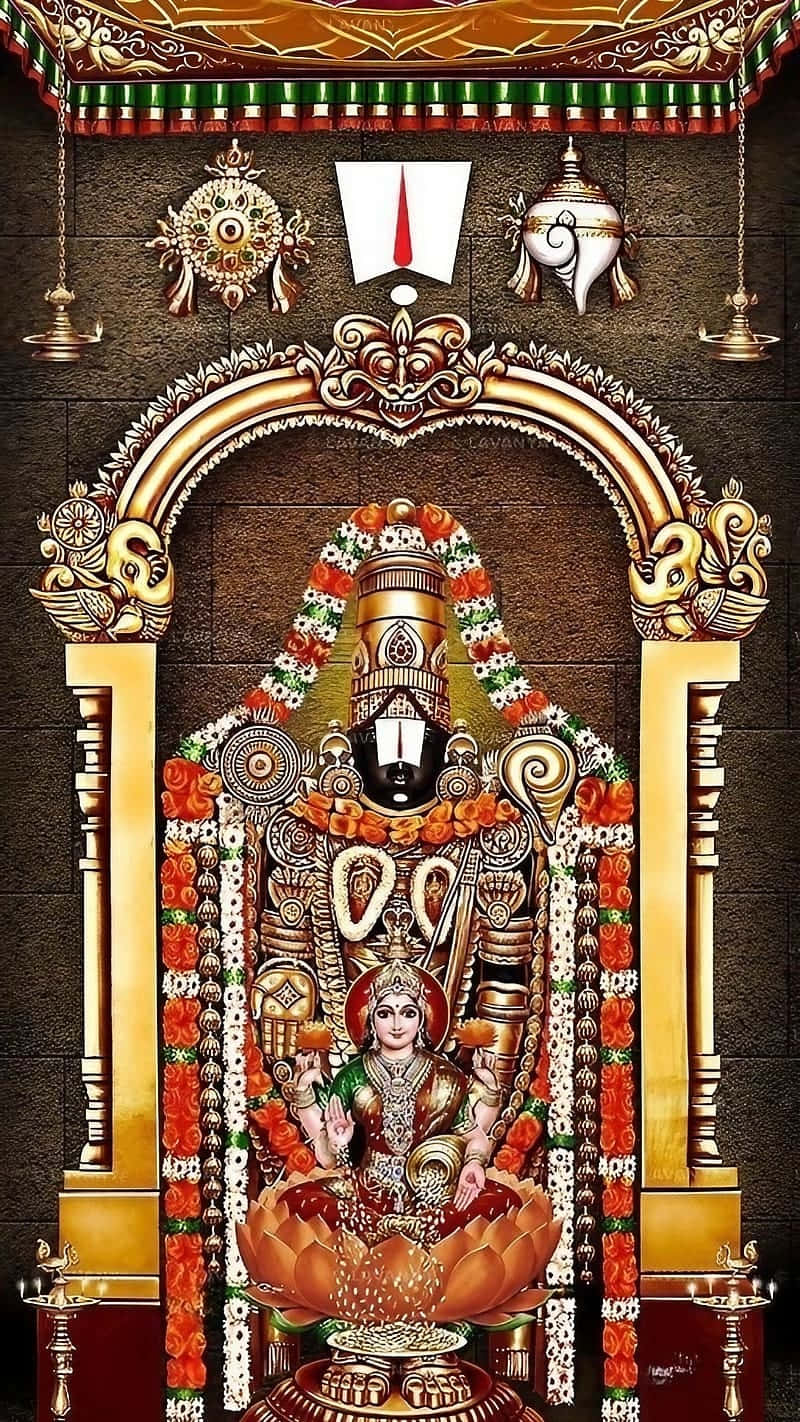  壁紙 — 一位神聖的印度教神祇，飾以金色和橙色花朵，坐在蓮花寶座上，位於華麗的寺廟拱門下。