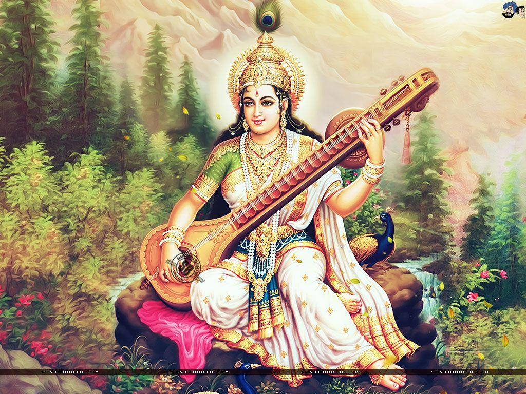 Saraswati Devi 桌布 壁紙 — 一位神聖的女子身穿華麗的金色服飾，坐在茂密森林中的岩石上彈奏西塔琴，附近有一隻孔雀。
