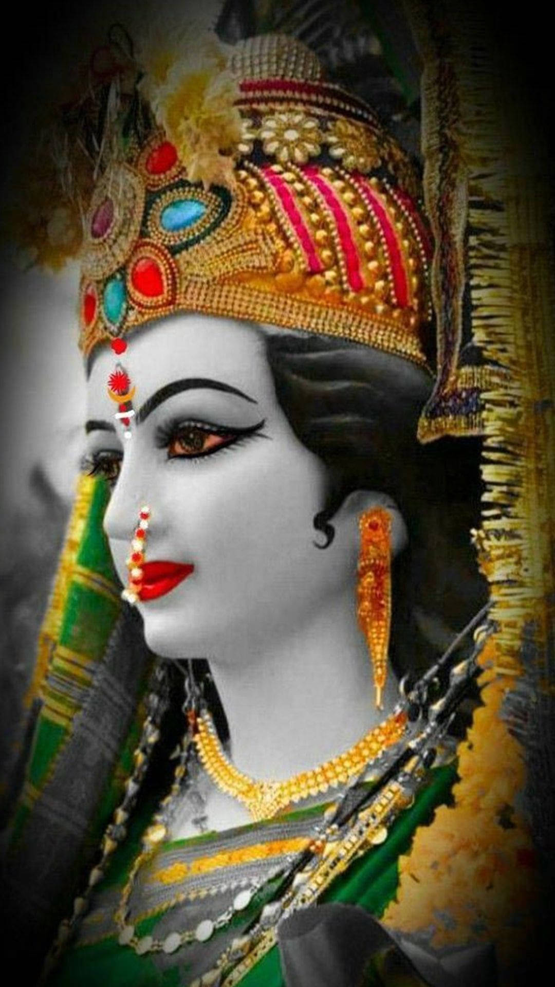 durga mata HD 桌布 壁紙 — 一位神聖的女性神祇，戴著華麗的金色皇冠珠寶、紅唇和精緻的珠寶，呈現戲劇性的肖像。