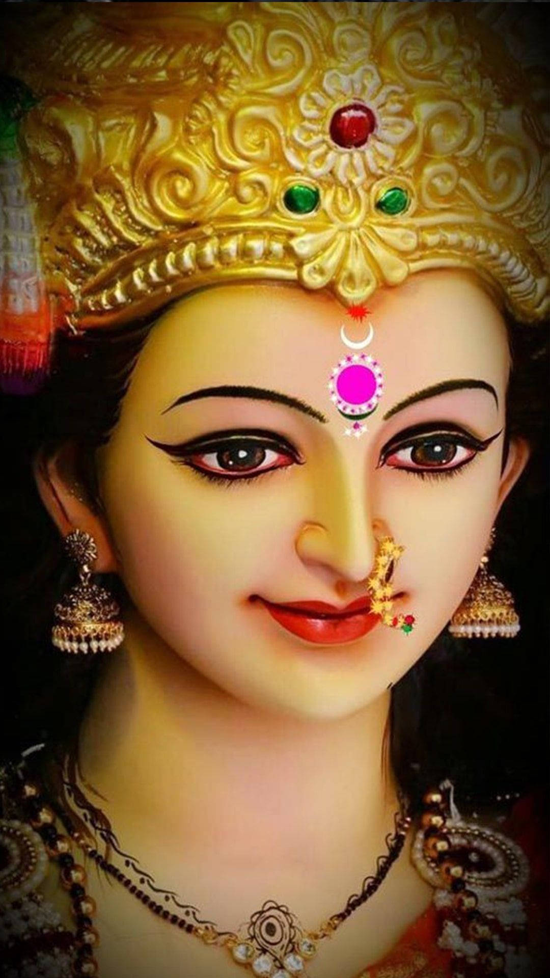 durga mata HD 桌布 壁紙 — 一位神聖的女神，佩戴著金色皇冠珠寶和華麗首飾，在黑暗背景中寧靜地微笑。