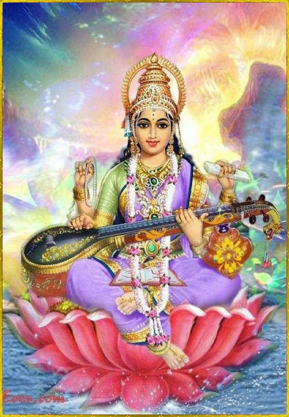 Saraswati Mata 桌布 壁紙 — 一位神聖的女神，身披金色與紫色，優雅地坐在鮮豔的粉紅蓮花上，在璀璨的宇宙背景下彈奏著裝飾華麗的弦樂器。