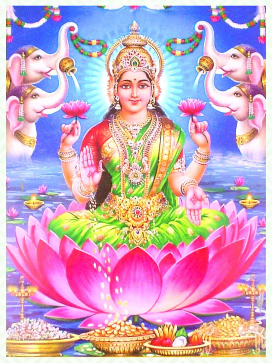 Lakshmi Devi 桌布 壁紙 — 一位神聖的女神，飾以金色和綠色，安詳地坐在巨大的粉紅色蓮花上，周圍環繞著大象和漂浮的蓮花。
