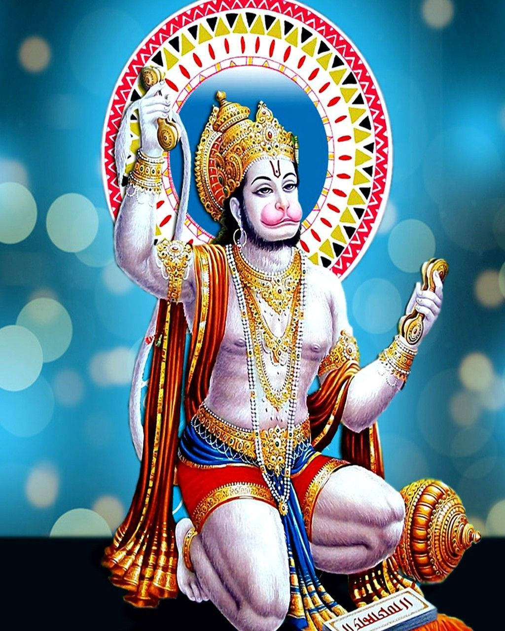 hanuman ji HD 桌布 壁紙 — 一位神聖的猴神，飾有金色珠寶和紅橙色服飾，端坐在藍色散景背景前。