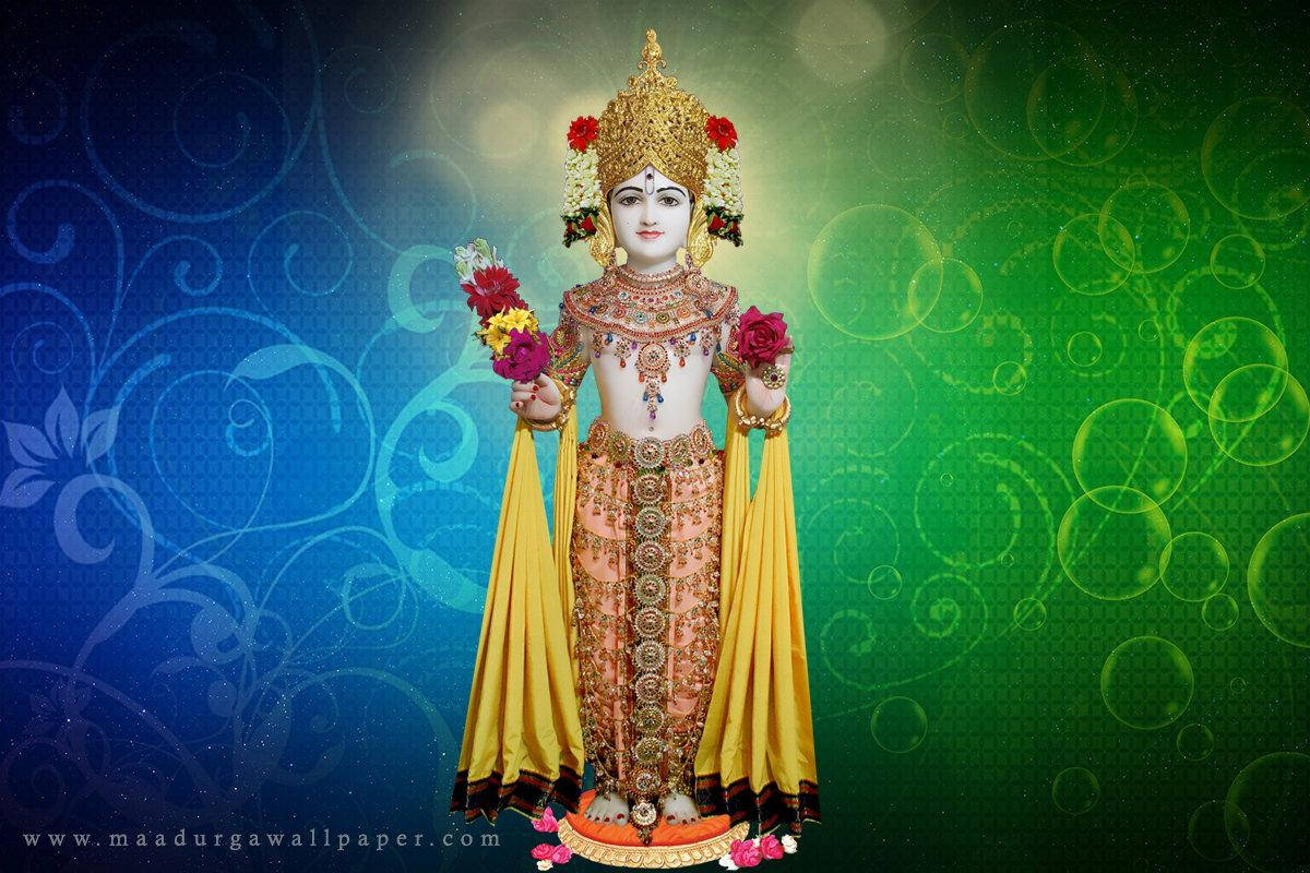 Swaminarayan 桌布 壁紙 — 一位神聖的神祇，頭戴金色皇冠，佩戴金色珠寶，在旋轉的藍綠色漸變背景前手持鮮花。