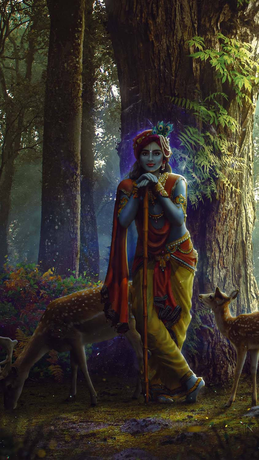 krishna iPhone 桌布 壁紙 — 一位神聖的藍皮膚人物穿著華麗的紅色和金色長袍，在迷霧森林中與兩隻鹿站在古樹旁，神情寧靜。