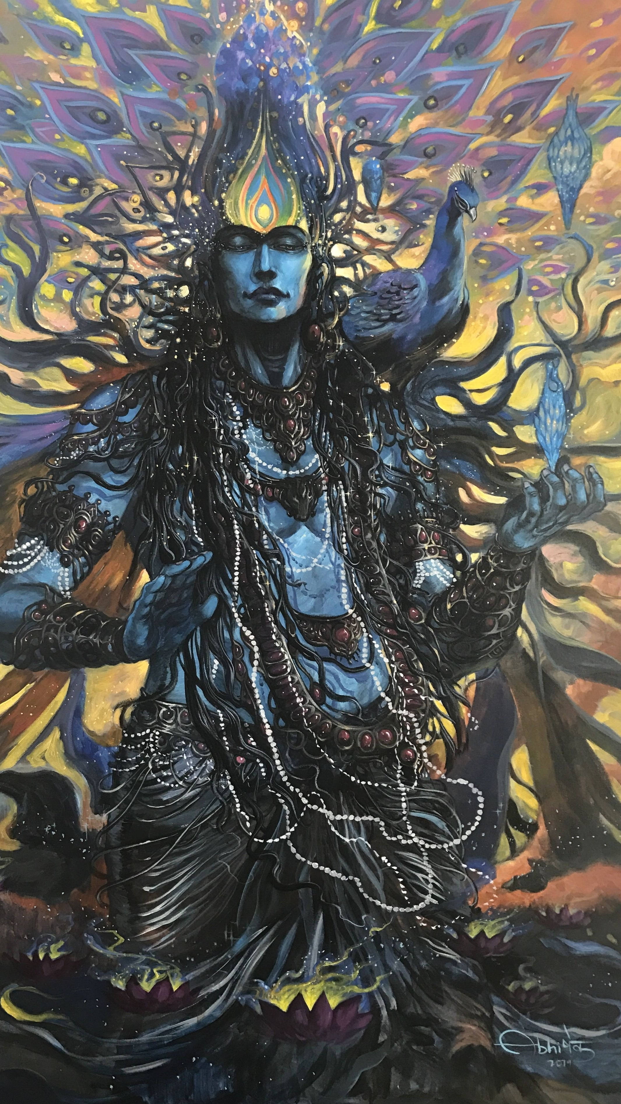 god mobile 桌布 壁紙 — 一位神聖的藍皮膚神祇，飾有精緻珠寶和燦爛孔雀冠，立於旋轉的宇宙火焰之中。
