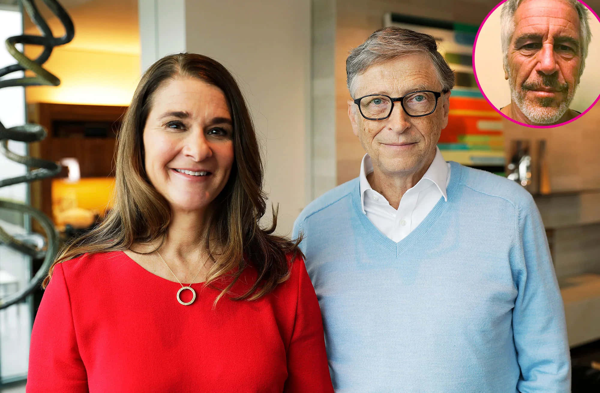 Bill Gates And Epstein 桌布 壁紙 — 一位穿紅色衣服的微笑女士和一位穿藍色毛衣的男士一起站在室內，身後有螺旋樓梯和一個鬍鬚男士的圓形插圖照片。
